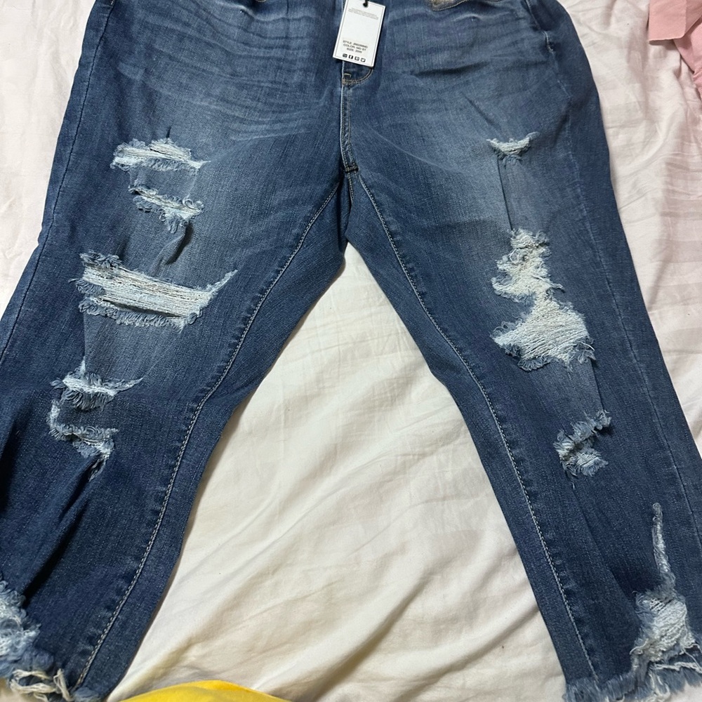 Judy blue 20w nwt distressed with distressed hem skinny fit capri